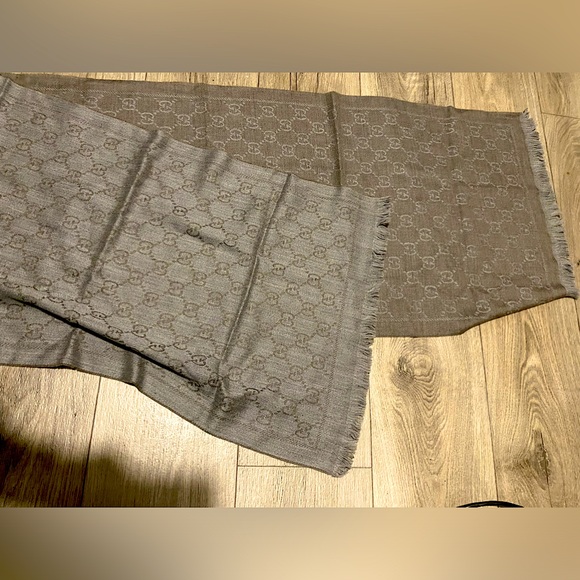 GUCCI Scarf
Monogram GG Pattern
70% Wool 30% Silk
LIGHTBROWN 45x180cm - Picture 4 of 4